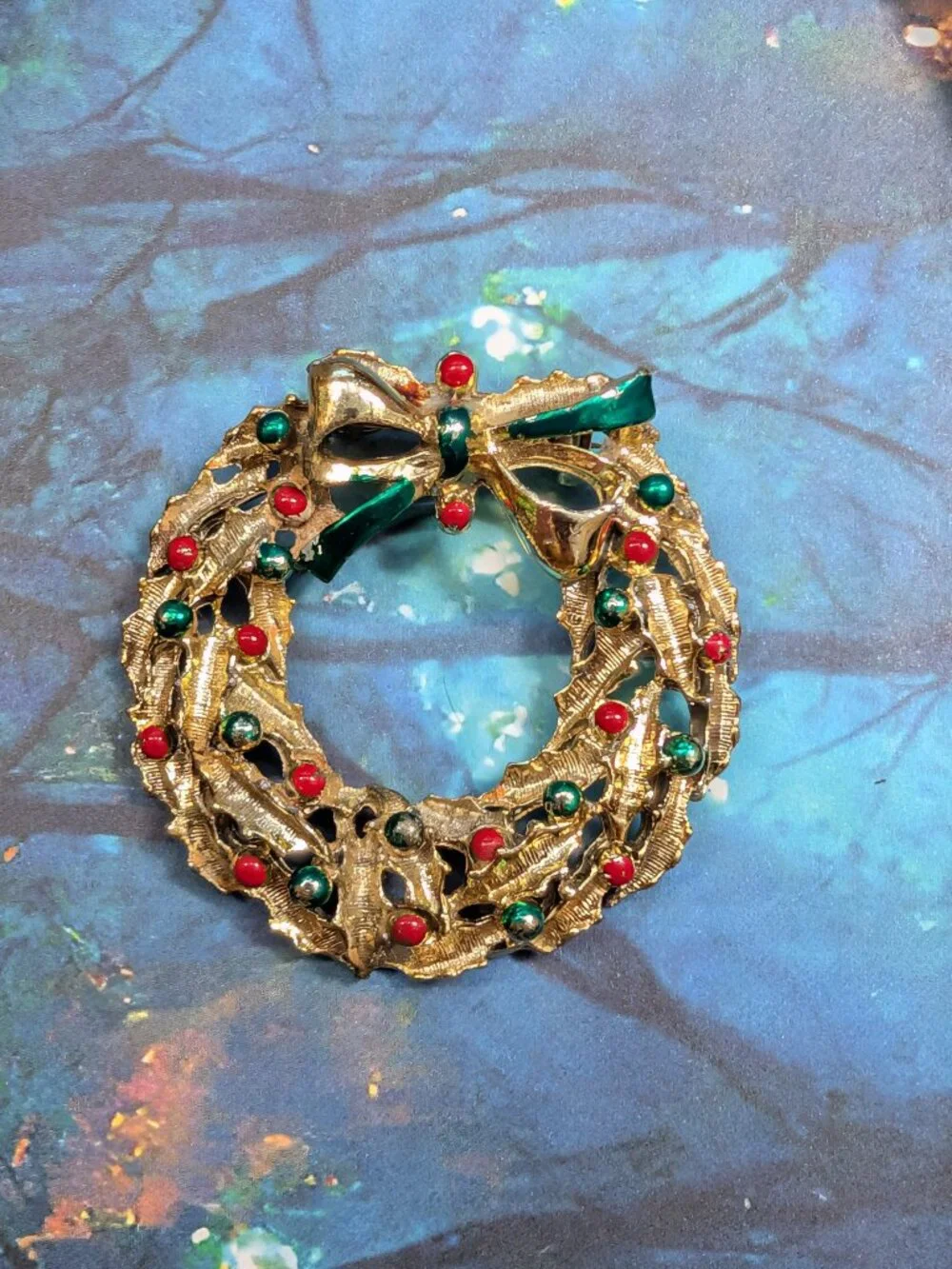 Vintage Mid-Century Gold Tone Christmas Wreath Brooch with Painted Green & Red